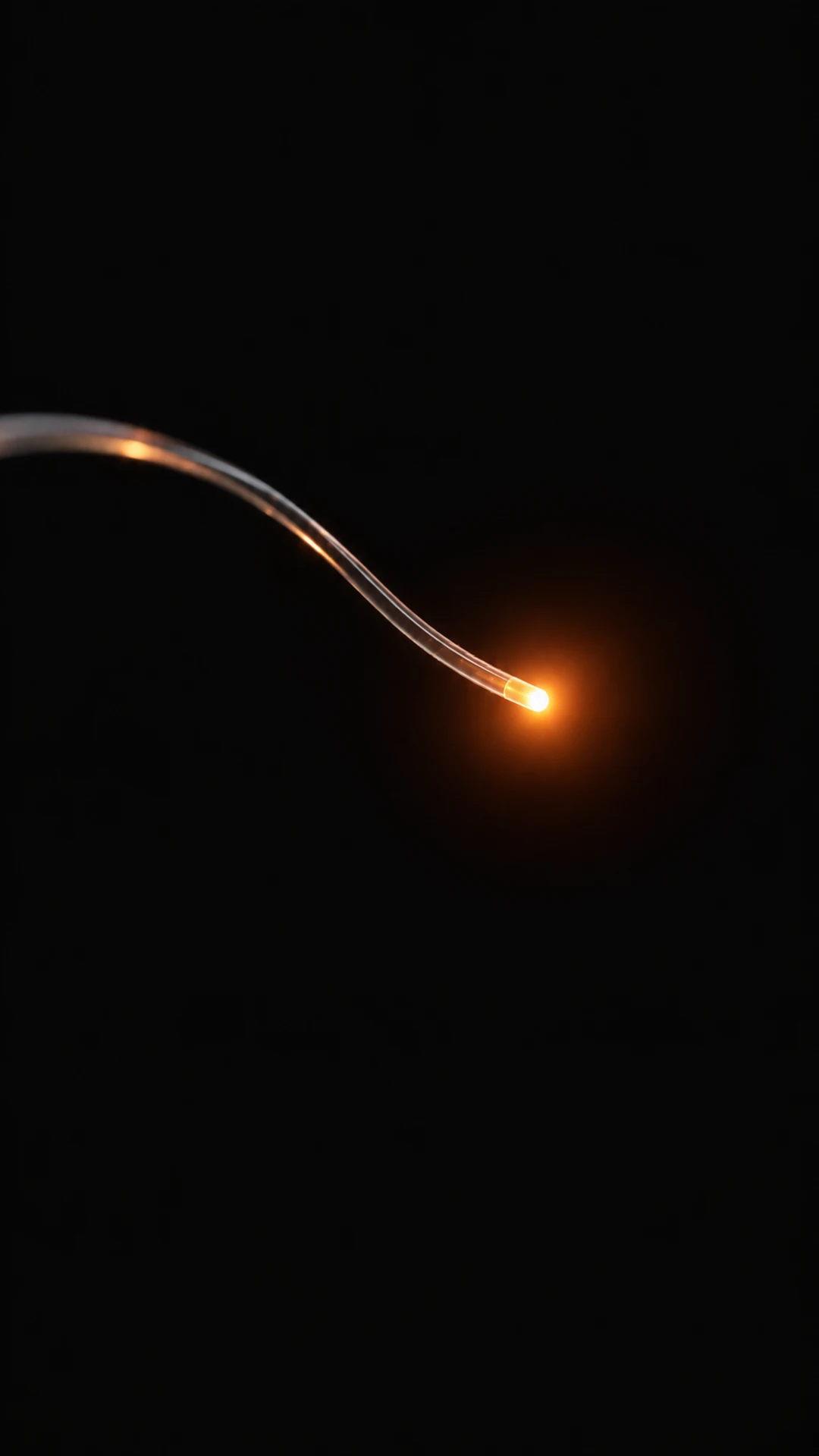 Ilustración: una fibra óptica con la punta encendida en ámbar sobre fondo negro.