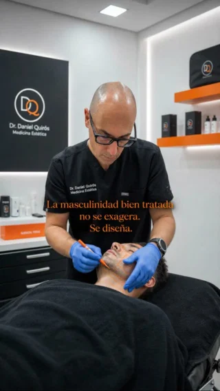 Publicación de Instagram: La estética masculina mejor resuelta es la que no grita: estructura, define y respeta tu esencia.